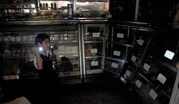 Venezuela adelanta la hora nacional para combatir la emergencia eléctrica