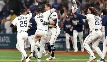 Rays evitan la barrida y ganan en extra innings su primer juego de la Serie Mundial ante Cerveceros