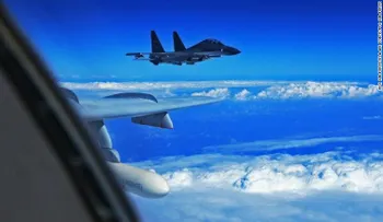 Un avión de combate chino voló bocabajo sobre jet de la Fuerza Aérea de Estados Unidos