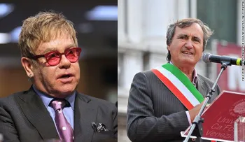 Elton John y alcalde de Venecia pelean en redes por prohibición de libros gay