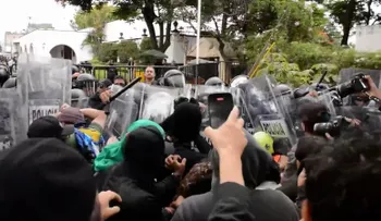 Miles de personas en Guadalajara protestan por el agua contaminada y dejan decenas de heridos y detenidos