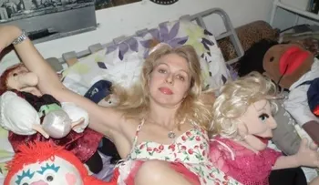 Mujer botó a su novio para vivir con sus marionetas
