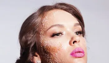 Exfoliación con azúcar ayuda a rejuvenecer el rostro de hombres y mujeres