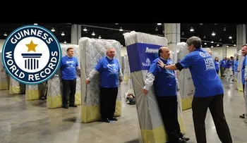Rompen récord de caída en cadena de 1.200 colchones