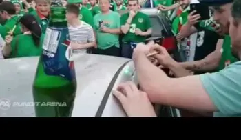Con cerveza y cánticos hinchas irlandeses intentan reparar un auto que habían dañado