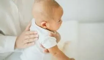 Intentar quitar gases de los bebés con un té no es buena idea, según pediatra
