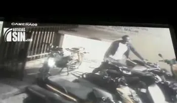 Cámara capta a un hombre robando motor de un parqueo