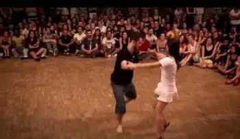 Habías visto a alguien bailar de esta curiosa manera?  (Video)