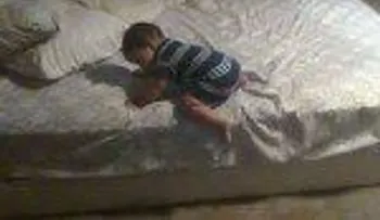 Bebe baja de la cama de una manera que lo podrás creer (VIDEO)