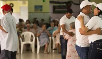 Firma celebra aniversario en hogar de ancianos