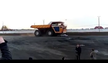 ¿Qué ocurre si un camión minero de 360 toneladas le pasa por encima a un coche?