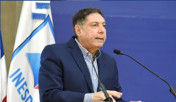 Viceministro Gamal Michelén imparte conferencia sobre artistas visuales en el INESDYC