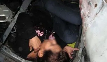 Interceptan a mujer al cruzar en auto modificado