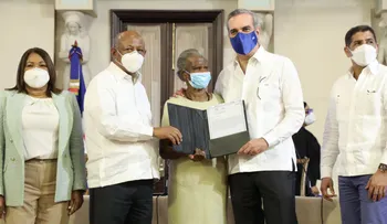 Presidente Abinader afirma que con la entrega de títulos se cierra etapa de incertidumbre y lucha