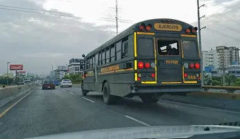 Autobús del Ejército transita por elevado de la Kennedy, sin placa y ante la mirada indiferente de AMET