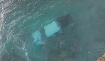 Camioneta cae al mar Caribe; conductor se salva