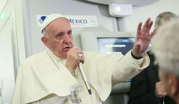 El papa sugiere que las mujeres amenazadas por el virus del Zika podrían usar anticonceptivos