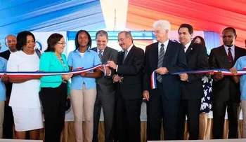 Medina entrega escuela y liceo  en Peravia