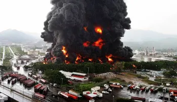 Rayo causa incendio en refinería de Venezuela