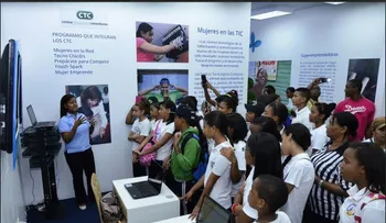 Vicepresidencia impulsa en mujeres uso de tecnología durante Feria del Libro