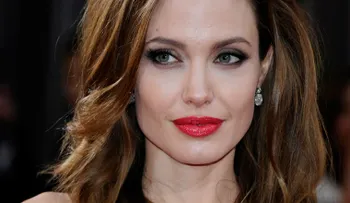 Angelina Jolie recibe oferta de matrimonio de escritor, que le propone viva con él en Rusia