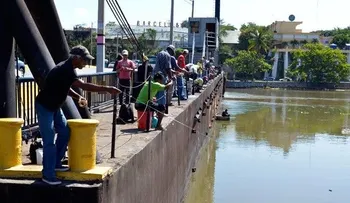 Pescadores usan puente flotante sobre el Ozama