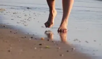 Caminar descalzo ayuda a relajar los músculos y exfoliar la epidermis