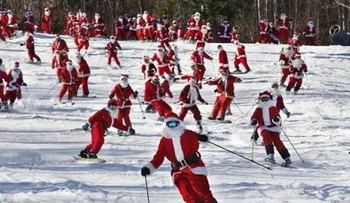 Decenas de Santa Claus salen a esquiar para evento benéfico