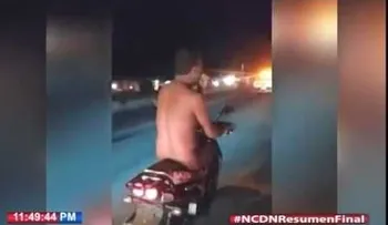 Un hombre desnudo conduce motocicleta en SPM 