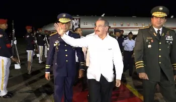 Danilo Medina regresa de Cumbre SICA; felicita Cuba y EEUU