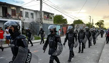  Cubanos protestan y seguidores del régimen los bloquean para que no salga a la calle