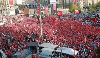 Erdogan da una muestra de fuerza y se compromete a apoyar la pena de muerte