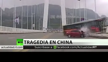 Autobús cae al río en China, tras espectacular pelea y deja 15 muertos (VIDEO 2)