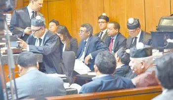 Félix Bautista recuerda a su madre y llora; su abogado dice fortuna es por contratos en Haití; juez ordena receso 