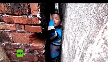 El delicado rescate de un niño atrapado entre dos paredes (VIDEO)