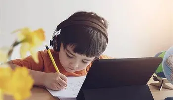 Las pantallas causan dolores de espaldas y de cervicales en los niños