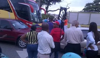 Camión cargado de plátanos arrolla hombres iban en motocicleta en el Malecón