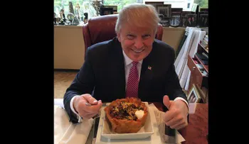 Trump "celebra" el Cinco de Mayo con un 'taco bowl' y dice: "¡Amo a los hispanos!"