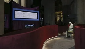 El papa reza en Turín ante la Sábana Santa