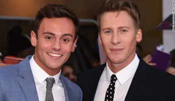 El clavadista británico Tom Daley se compromete con el guionista Dustin Lance Black
