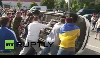Video: Radicales ucranianos destruyen autos y asedian la Embajada de Rusia en Kiev