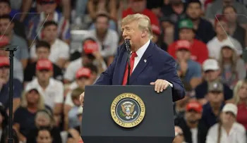 Trump defiende su gestión en seguridad, inmigración e inversión durante mitin en Fort Myers, Florida