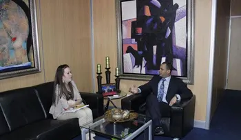 El ministro de la Juventud entrega ayuda de 10 mil dólares a joven para maestría en la Nasa