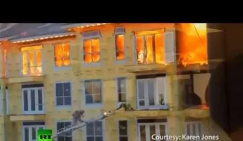 Un obrero escapa por los pelos de un gran incendio en Houston