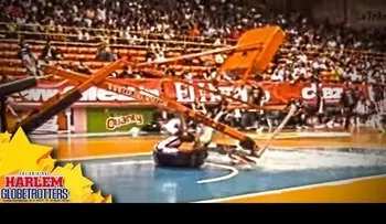 Video: Un tablero de baloncesto, a punto de cortarle la cabeza a un baloncestista