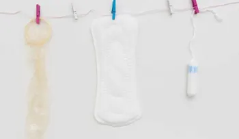 Techos ecológicos con preservativos, compresas y tampones usados