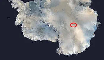 Video: hombre nada bajo el hielo en un lago en Rusia