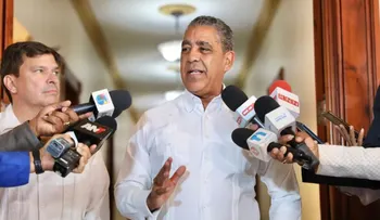 Congresista norteamericano Adriano Espaillat solicita retirar alerta emitida por la Embajada de EE. UU. en RD
