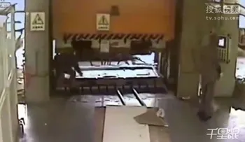 Tragedia en China: Momento en que un operario mata a un compañero con una prensa mecánica