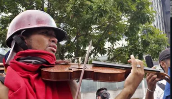 Hieren al violinista Wuilly Arteaga, símbolo de las protestas en Venezuela